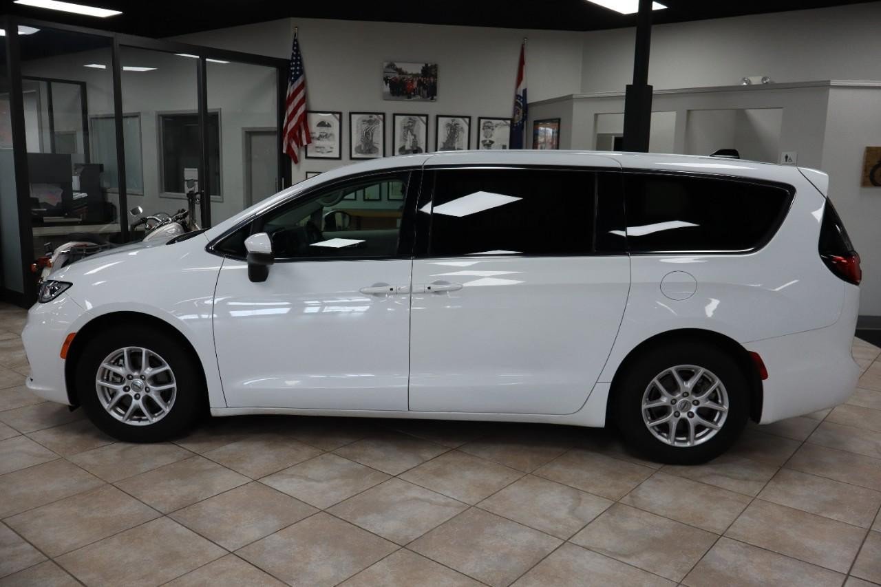 Used 2023 Chrysler Pacifica Touring-L FWD image 2