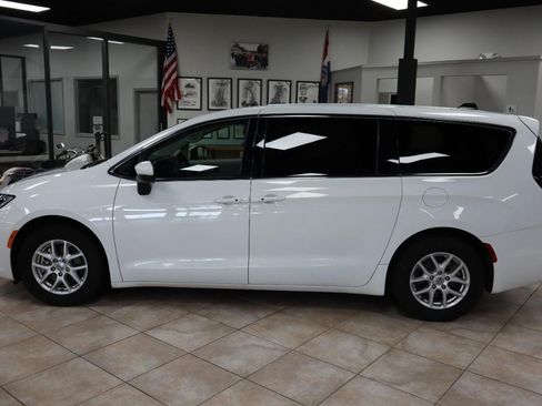 Used 2023 Chrysler Pacifica Touring-L FWD image 2