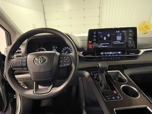 Used 2024 Toyota Sienna LE FWD image 36