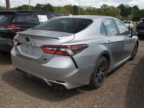 Used 2024 Toyota Camry SE image 5