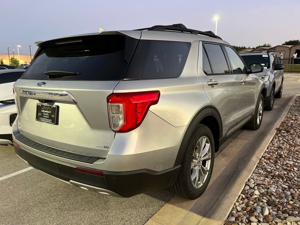 Used 2020 Ford Explorer XLT w/ Equipment Group 202A AWD/4WD image 4