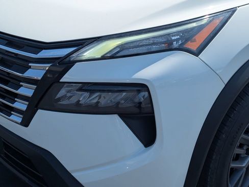 Used 2024 Nissan Rogue S FWD image 12