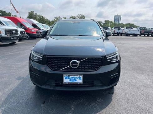 Used 2024 Volvo XC40 B5 Core AWD/4WD image 2