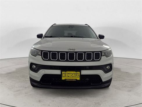 Used 2024 Jeep Compass Latitude image 8