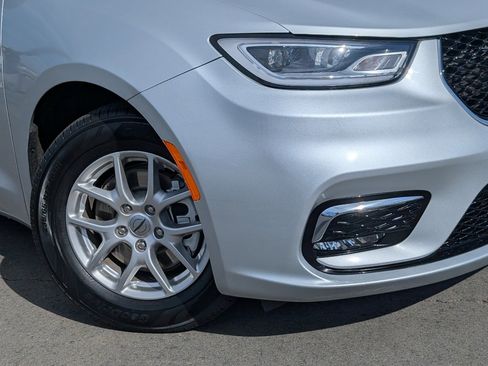 Used 2024 Chrysler Pacifica Touring image 10