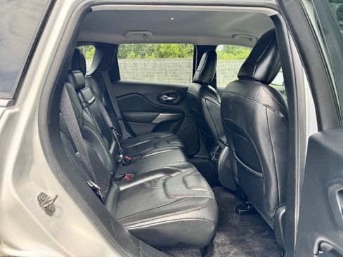 Used 2019 Jeep Cherokee Limited FWD image 23