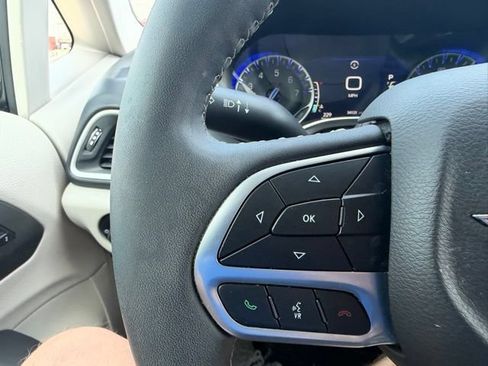 Used 2024 Chrysler Pacifica Touring-L FWD image 20