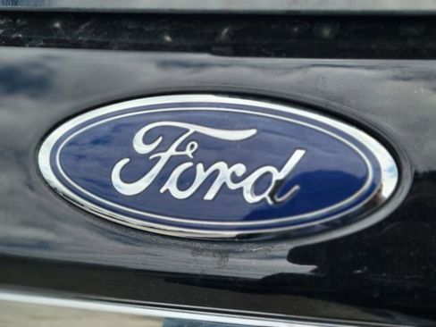 Used 2022 Ford Explorer XLT w/ Equipment Group 202A image 5