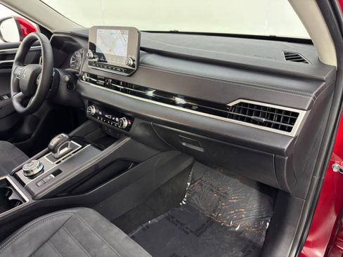 Used 2022 Mitsubishi Outlander SE image 13