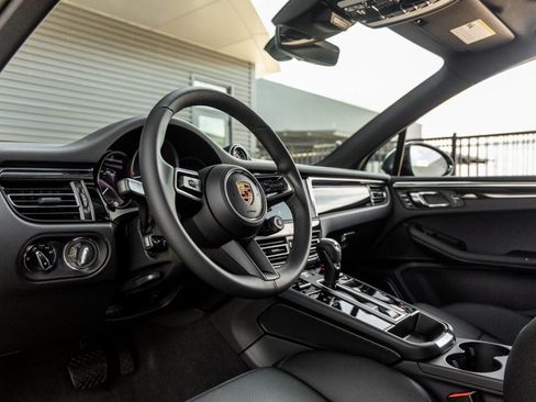 Used 2026 Porsche Macan image 4