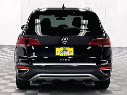 Used 2023 Volkswagen Taos SE w/ Panoramic Sunroof Package FWD image 5