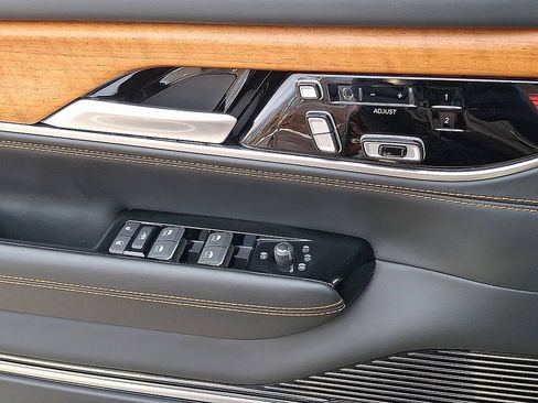 Used 2024 Jeep Grand Wagoneer L Series III AWD/4WD image 22