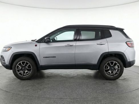 Used 2025 Jeep Compass Trailhawk AWD/4WD image 5