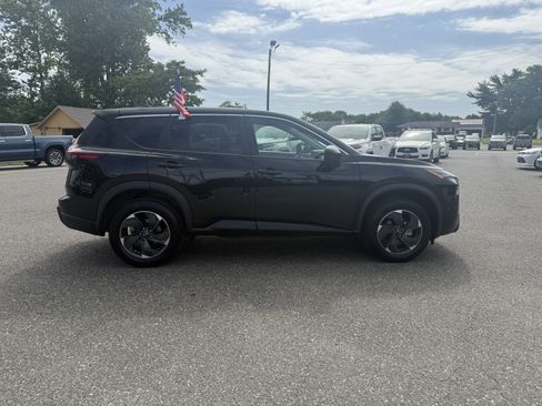 Used 2025 Nissan Rogue SV AWD/4WD image 2