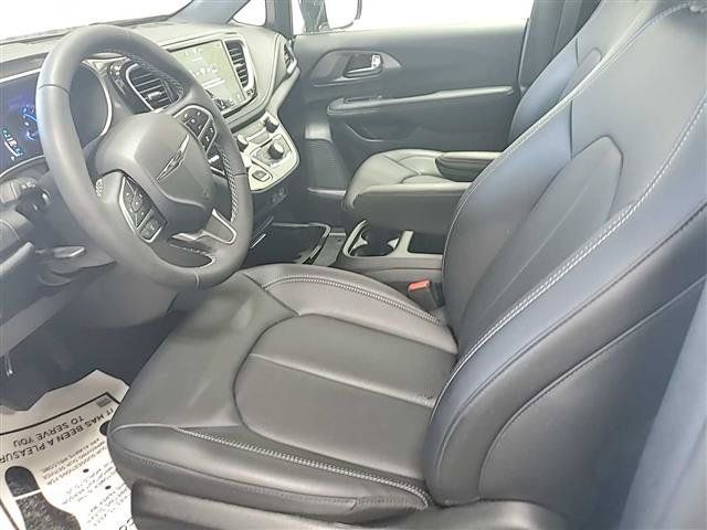 Used 2025 Chrysler Pacifica Select FWD image 7