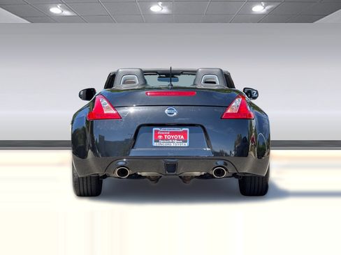 Used 2014 Nissan 370Z Roadster RWD image 10