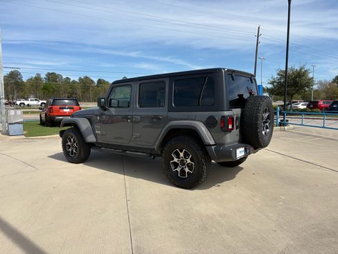 Used 2018 Jeep Wrangler Unlimited Sahara AWD/4WD image 4