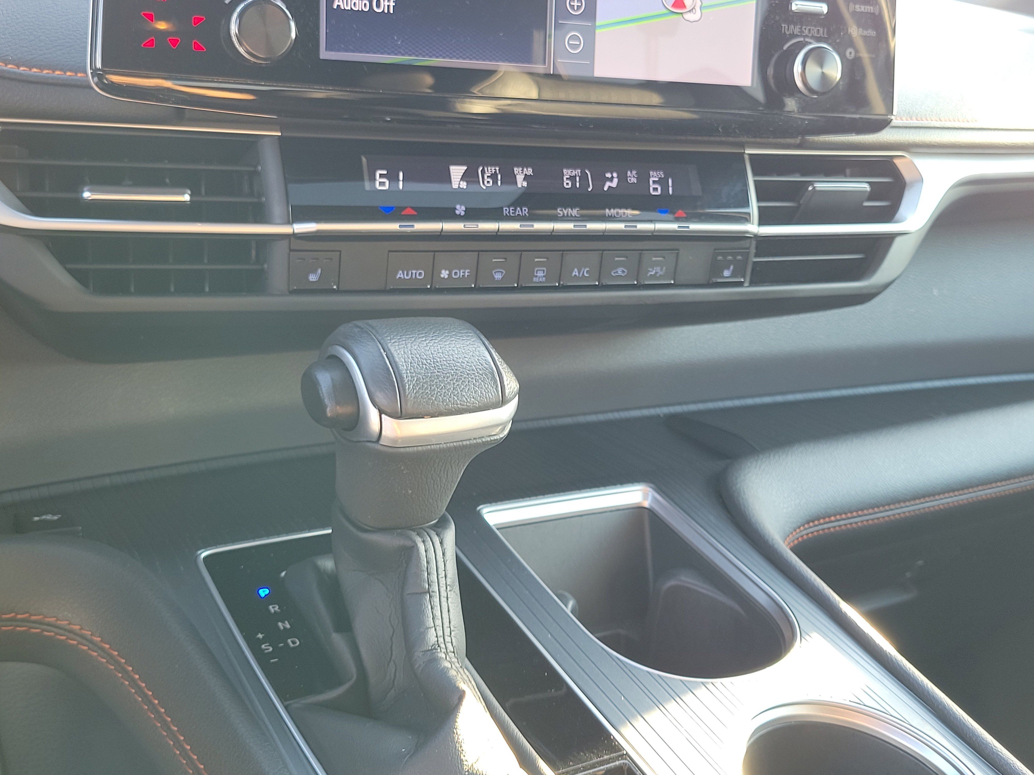 Used 2023 Toyota Sienna XSE FWD image 27