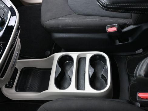 Used 2023 Chrysler Voyager LX image 17