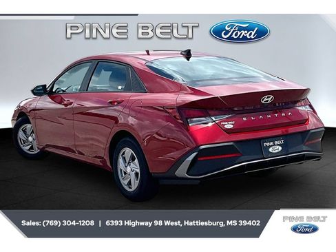 Used 2024 Hyundai Elantra SE FWD image 2