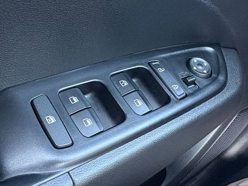 Used 2024 Hyundai Venue SEL image 9