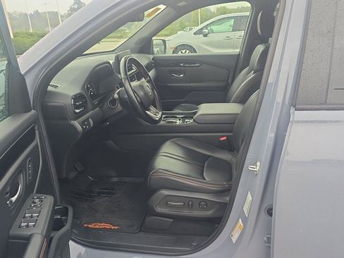 Used 2025 Honda Pilot TrailSport image 3