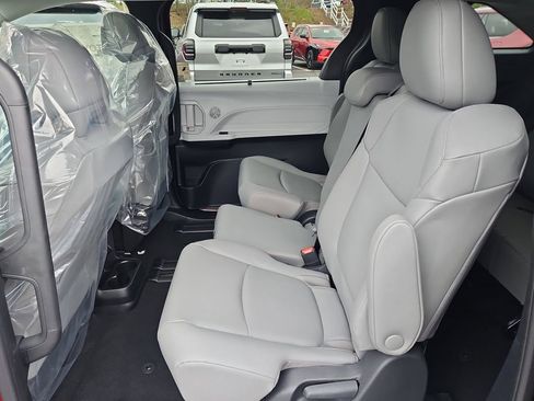 New 2026 Toyota Sienna XLE FWD image 23