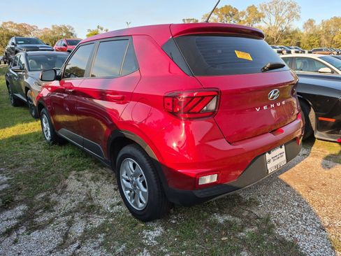 Certified 2025 Hyundai Venue SE image 3