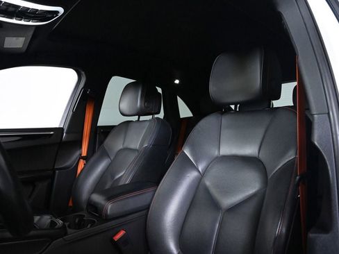 Certified 2022 Porsche Macan AWD/4WD image 5