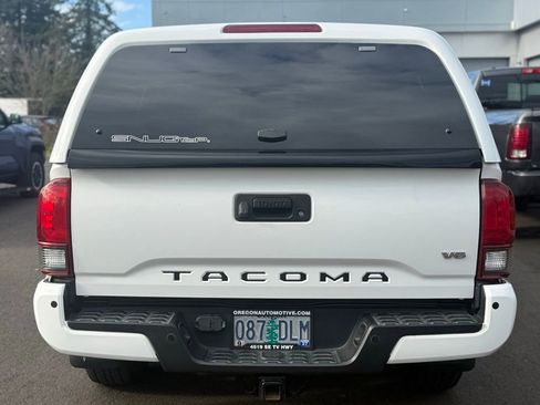 Used 2018 Toyota Tacoma TRD Sport image 4