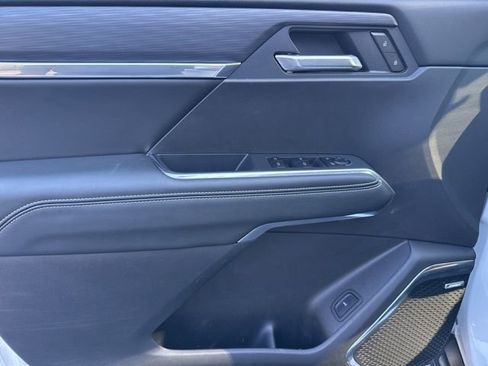 Used 2025 GMC Acadia Elevation image 9