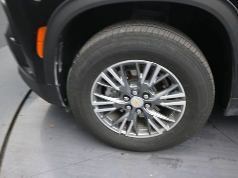 Used 2025 Chevrolet Traverse LT FWD image 9
