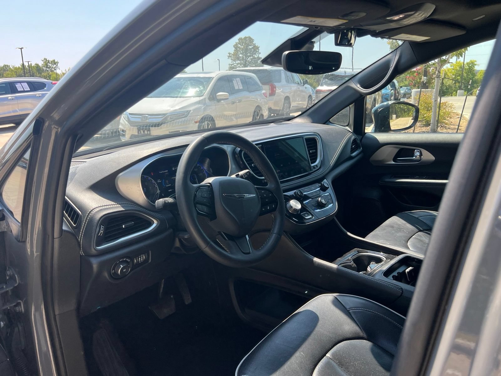 Used 2025 Chrysler Pacifica Limited FWD image 26