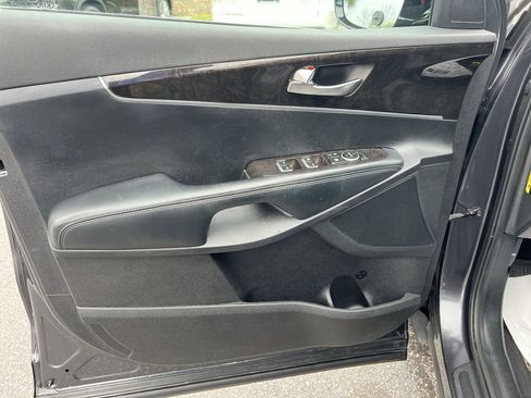 Used 2017 Kia Sorento LX w/ LX Convenience Package image 14