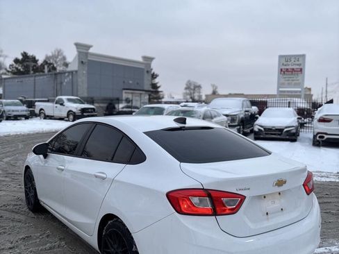 Used 2018 Chevrolet Cruze LS FWD image 4