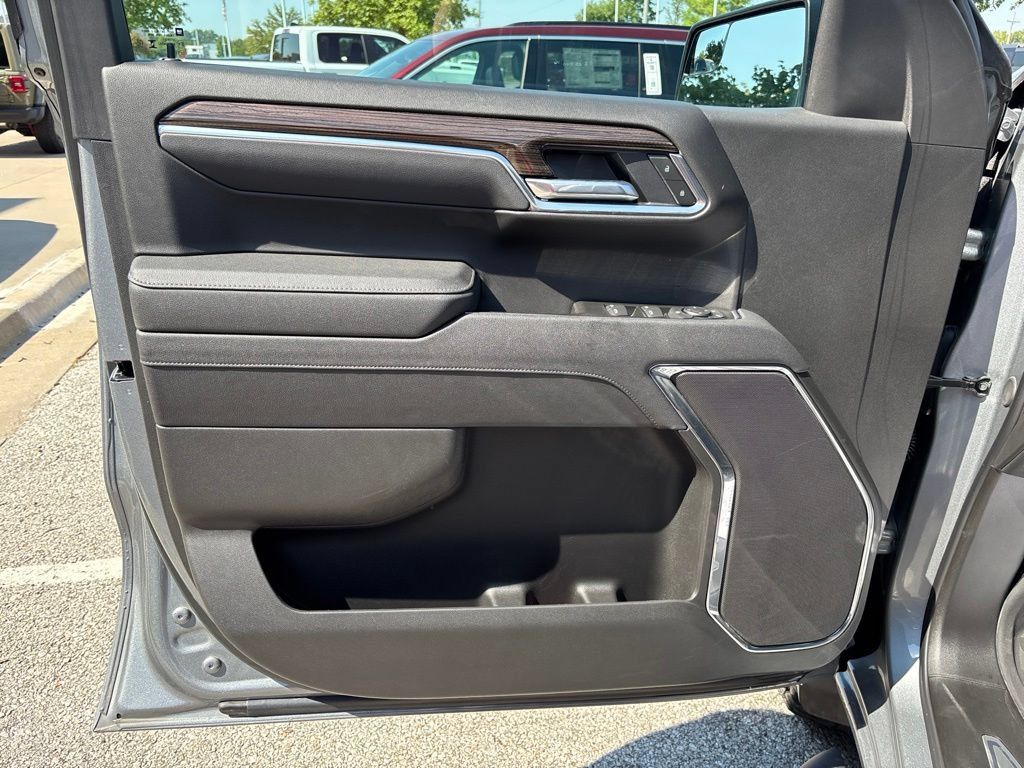 Used 2025 Chevrolet Silverado 1500 LT Trail Boss w/ LPO, Dark Essentials Package AWD/4WD image 31