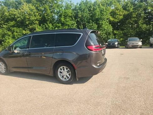 Used 2022 Chrysler Pacifica Touring-L FWD image 14