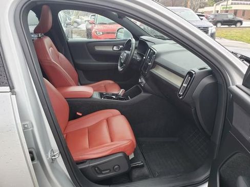 Used 2019 Volvo XC40 T4 Inscription image 21