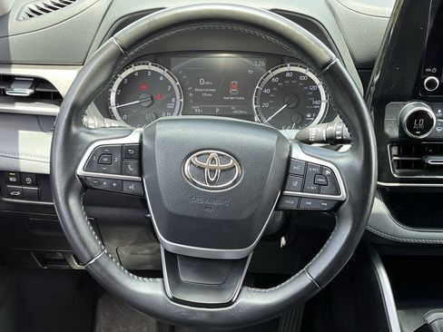 Used 2023 Toyota Highlander LE AWD/4WD image 11