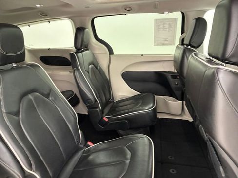 Used 2023 Chrysler Pacifica Limited FWD image 16