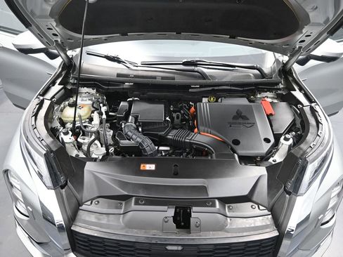 Used 2024 Mitsubishi Outlander SE image 17