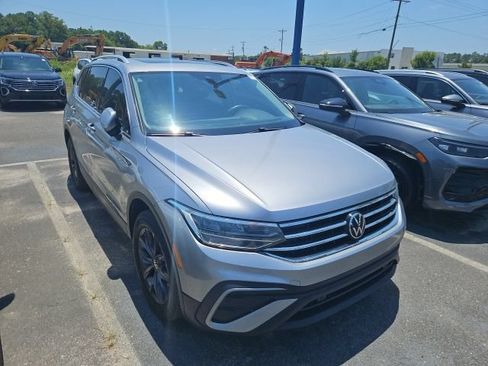 Used 2023 Volkswagen Tiguan SE FWD image 3