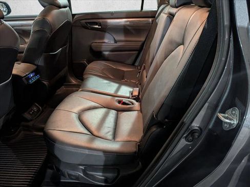 Used 2021 Toyota Highlander Limited image 24