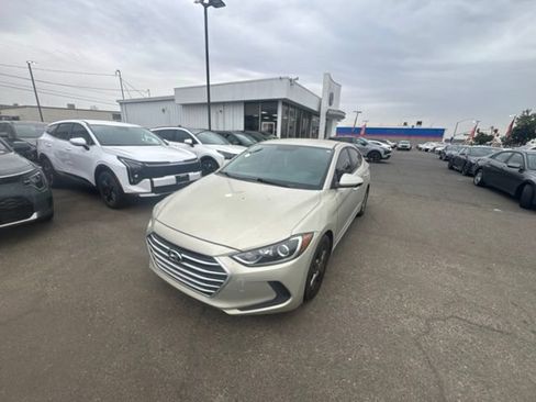 Used 2017 Hyundai Elantra SE FWD image 2