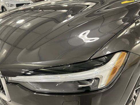 Certified 2022 Volvo XC60 B5 Momentum w/ Climate Package image 7