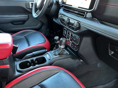 Used 2024 Jeep Gladiator Rubicon w/ Technology Group AWD/4WD image 15