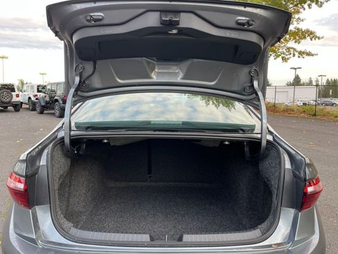 Used 2025 Volkswagen Jetta SE image 31