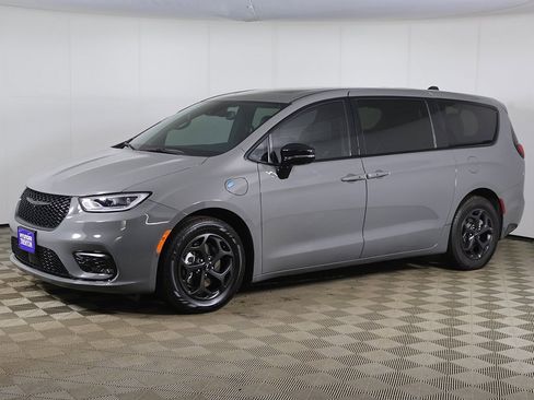 Used 2023 Chrysler Pacifica Limited w/ Uconnect Theater Family Group image 14