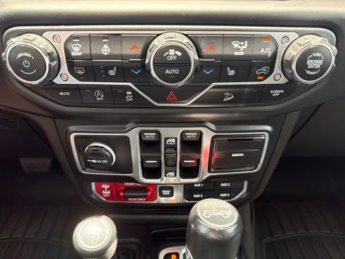 Used 2018 Jeep Wrangler Unlimited Rubicon w/ Cold Weather Group AWD/4WD image 36