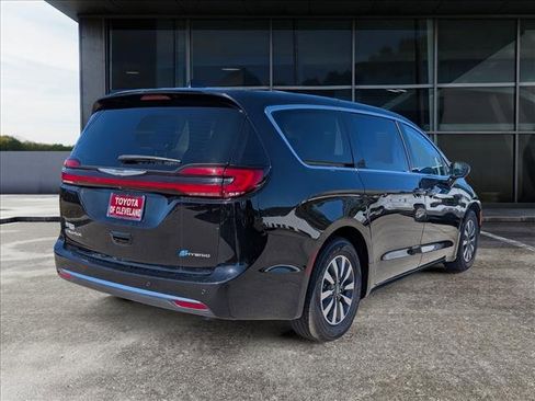 Used 2024 Chrysler Pacifica Select image 7